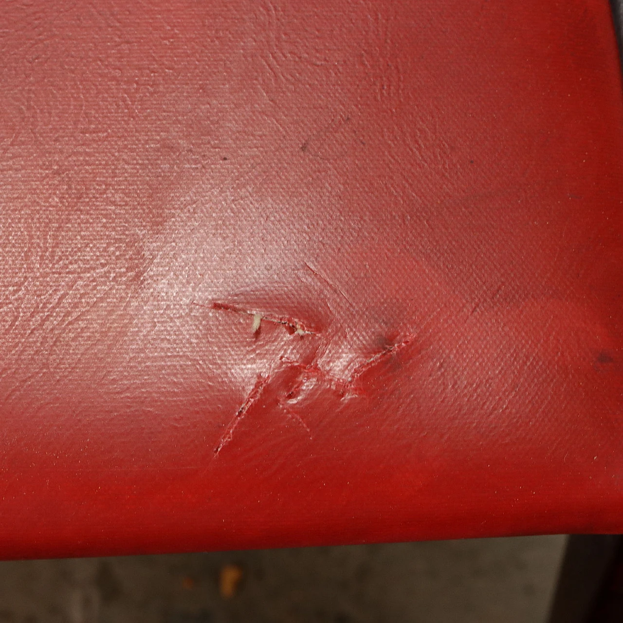 3 Sedie in faggio tinto e skai rosso, anni '50 5