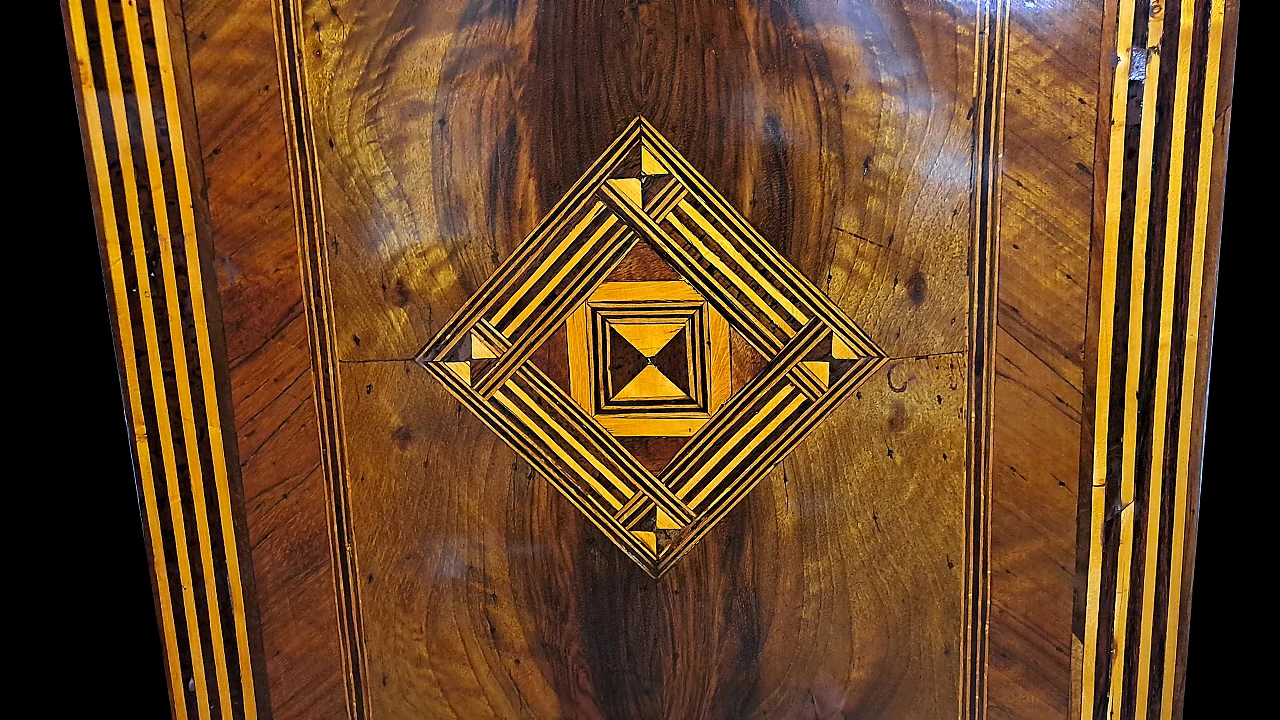 Mobiletto in noce con intarsi in bosso e piano in marmo verde, '700 11