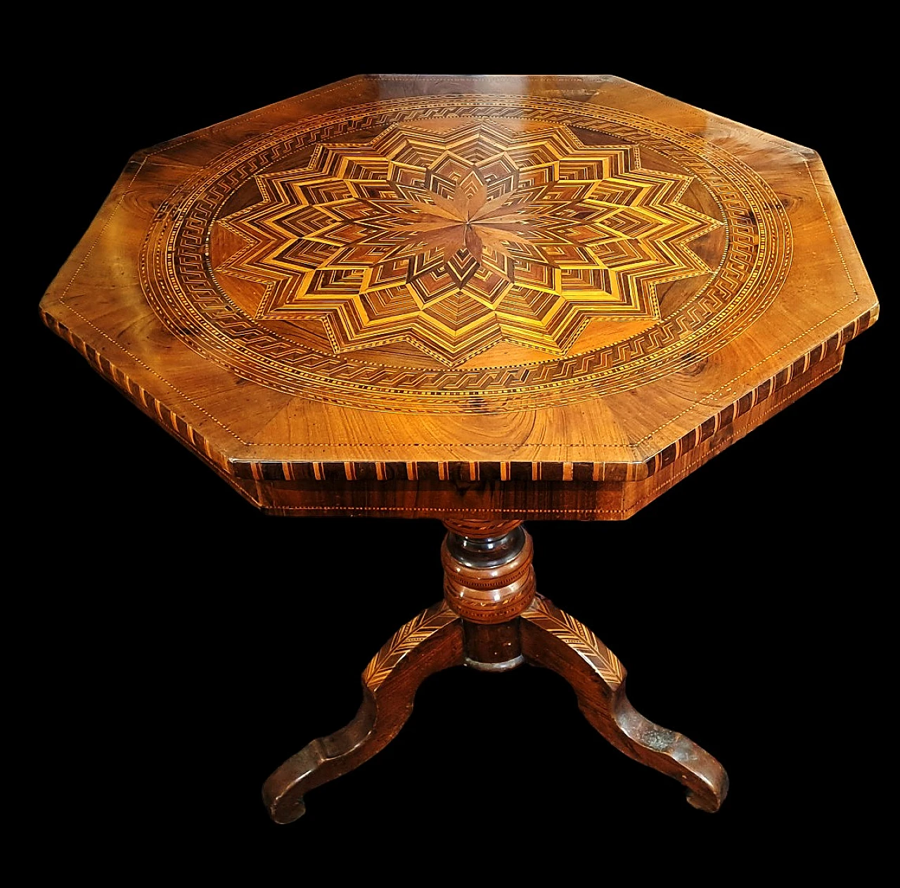 Tavolino ottagonale in noce intarsiato, '800 1