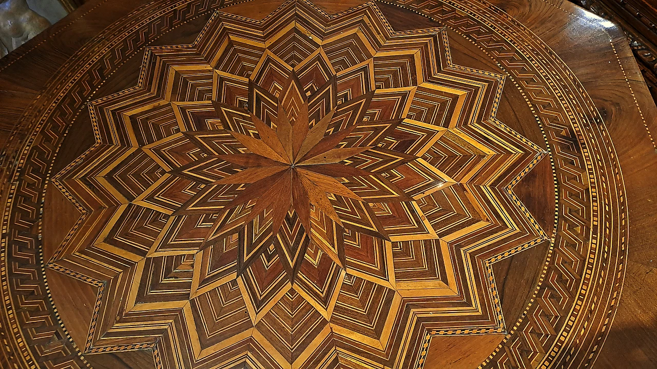 Tavolino ottagonale in noce intarsiato, '800 4