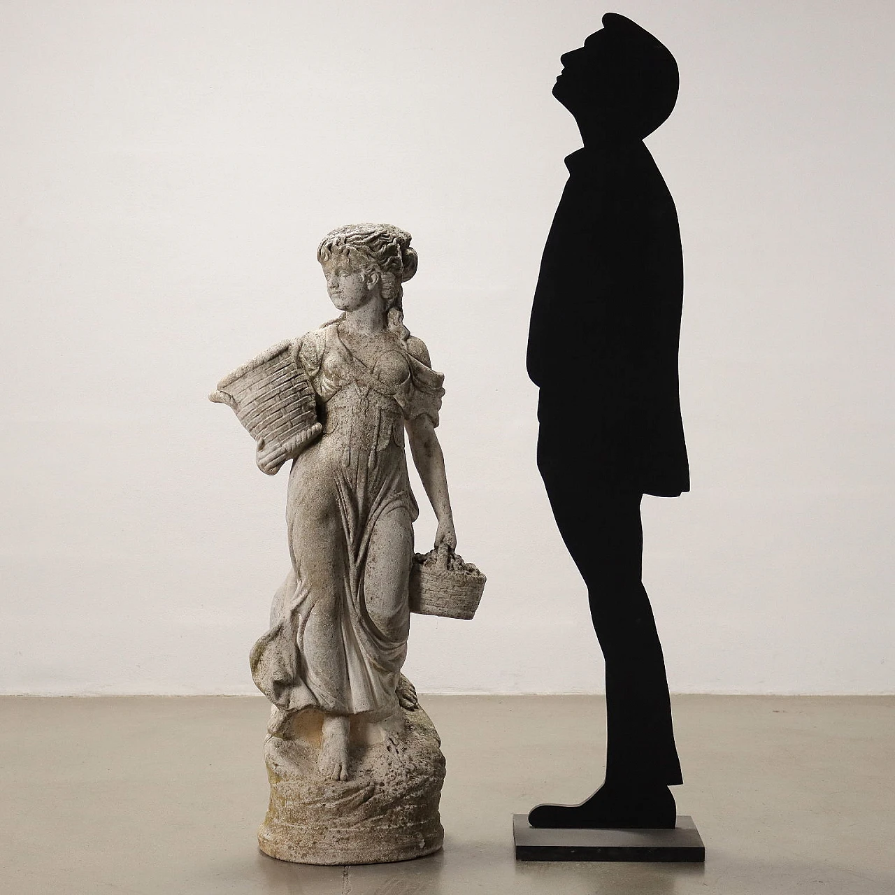 Scultura da giardino di popolana in graniglia 2