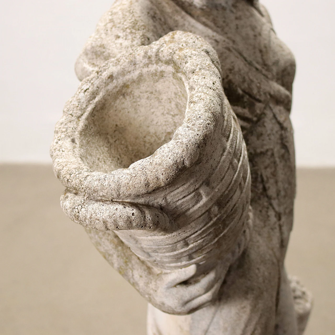 Scultura da giardino di popolana in graniglia 5