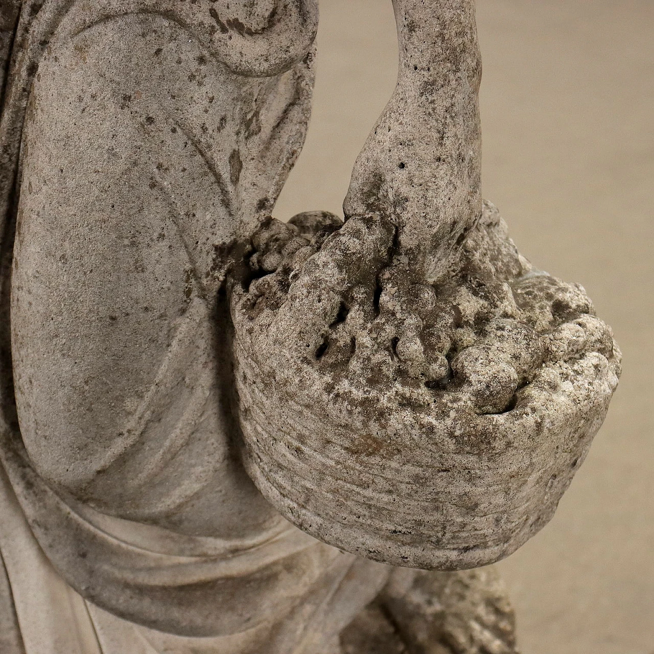 Scultura da giardino di popolana in graniglia 6