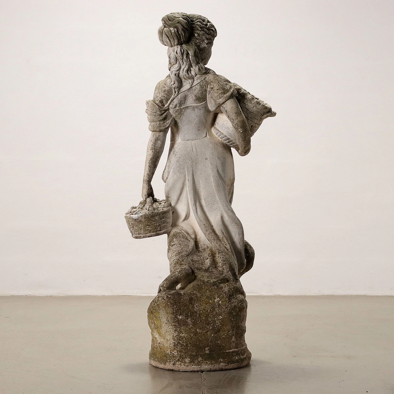 Scultura da giardino di popolana in graniglia 10