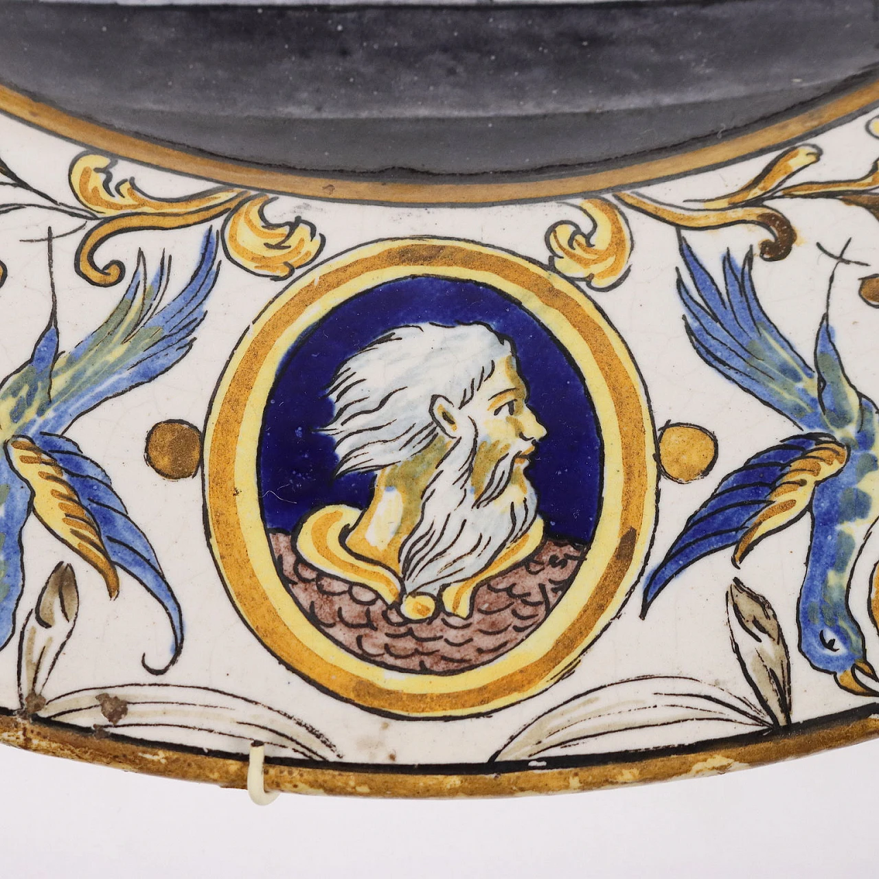 Pair of polychrome ceramic parade plates, second half of the 19th century 7