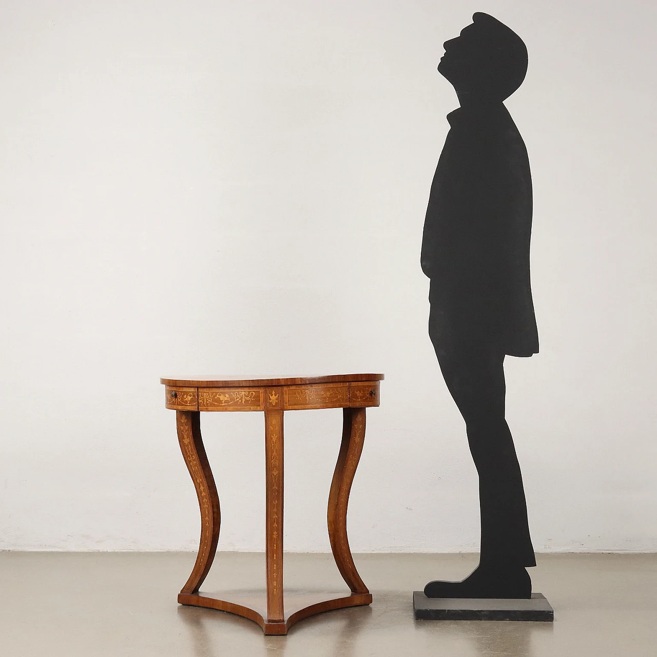 Round side table inlaid with phytomorphic motifs & wavy legs 2