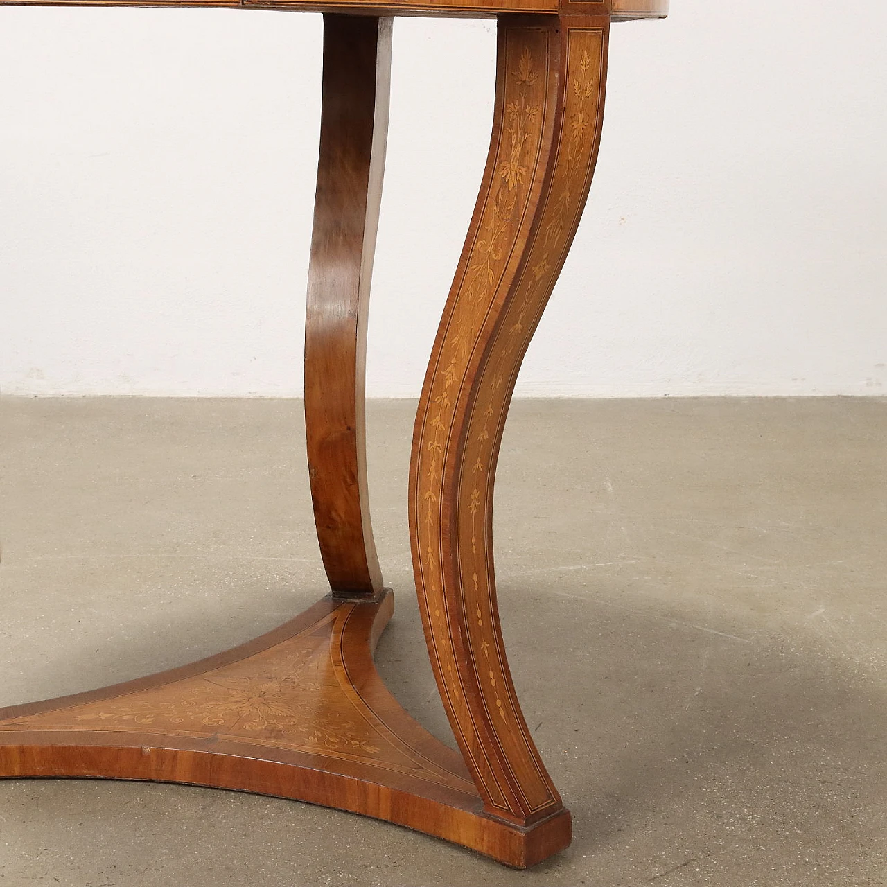 Round side table inlaid with phytomorphic motifs & wavy legs 9