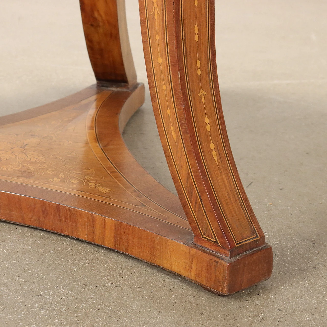 Round side table inlaid with phytomorphic motifs & wavy legs 10
