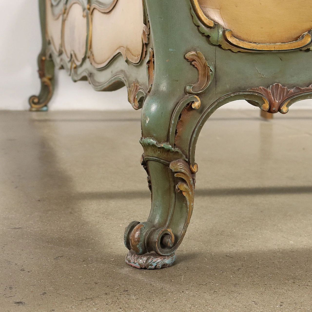 Struttura letto matrimoniale in legno laccato con motivi floreali 8