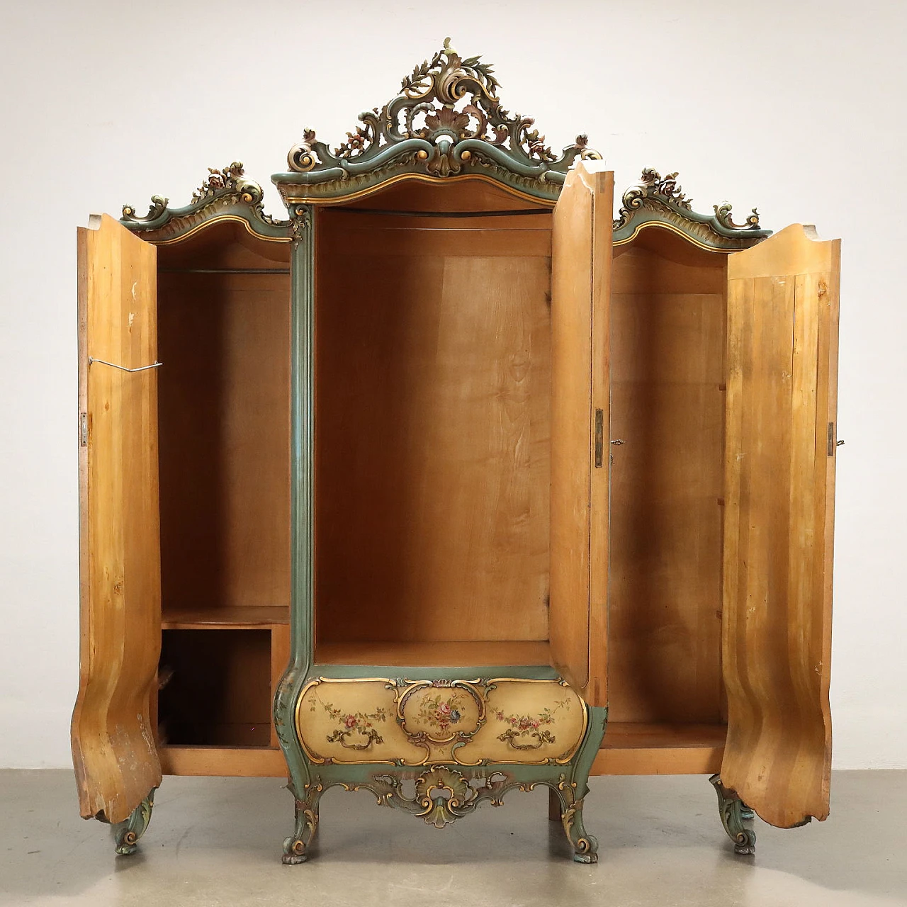 Armadio in legno laccato con un cassetto e un'anta a specchio 3