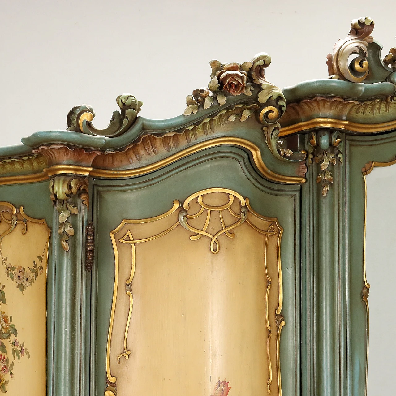 Armadio in legno laccato con un cassetto e un'anta a specchio 5