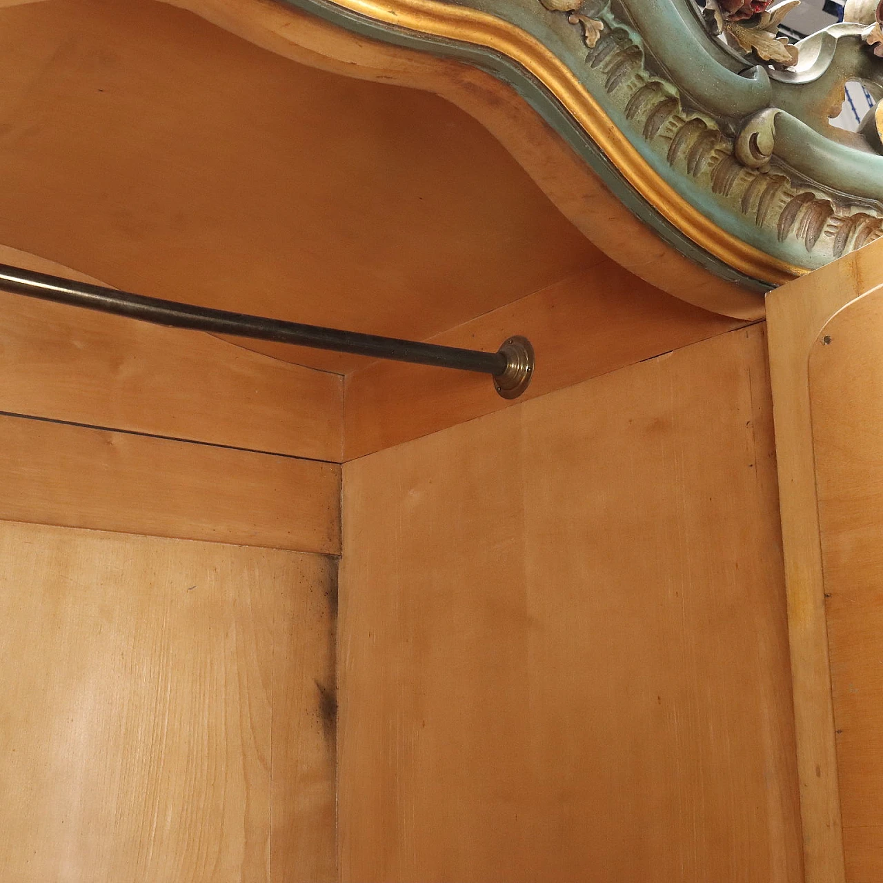 Armadio in legno laccato con un cassetto e un'anta a specchio 7