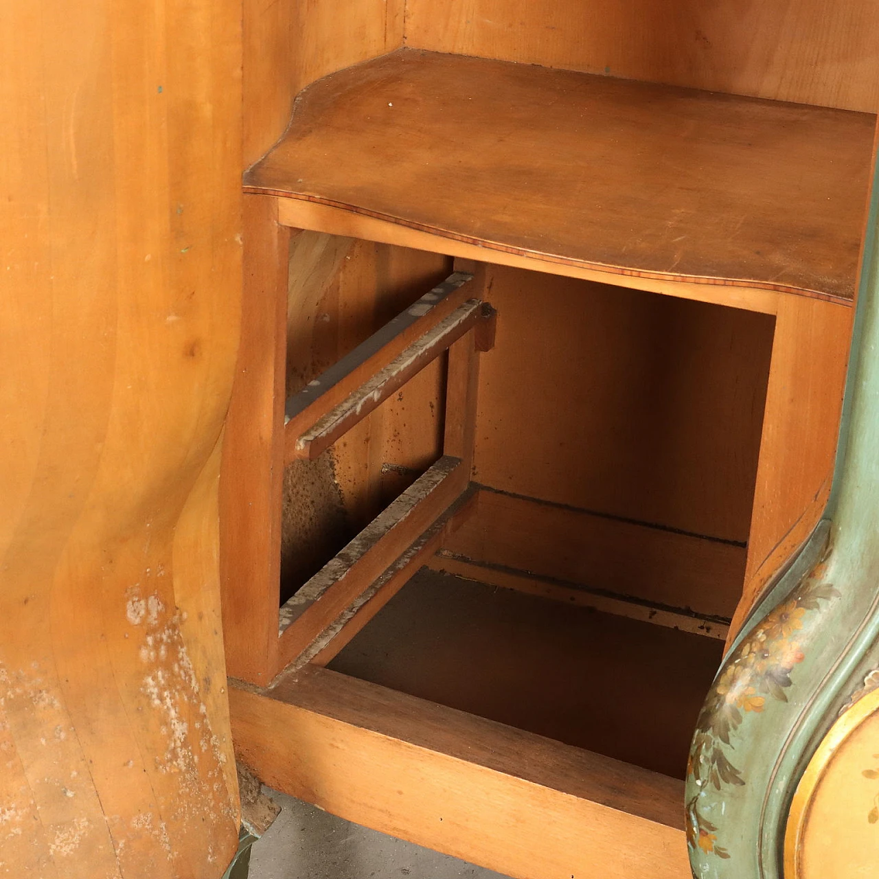 Armadio in legno laccato con un cassetto e un'anta a specchio 8