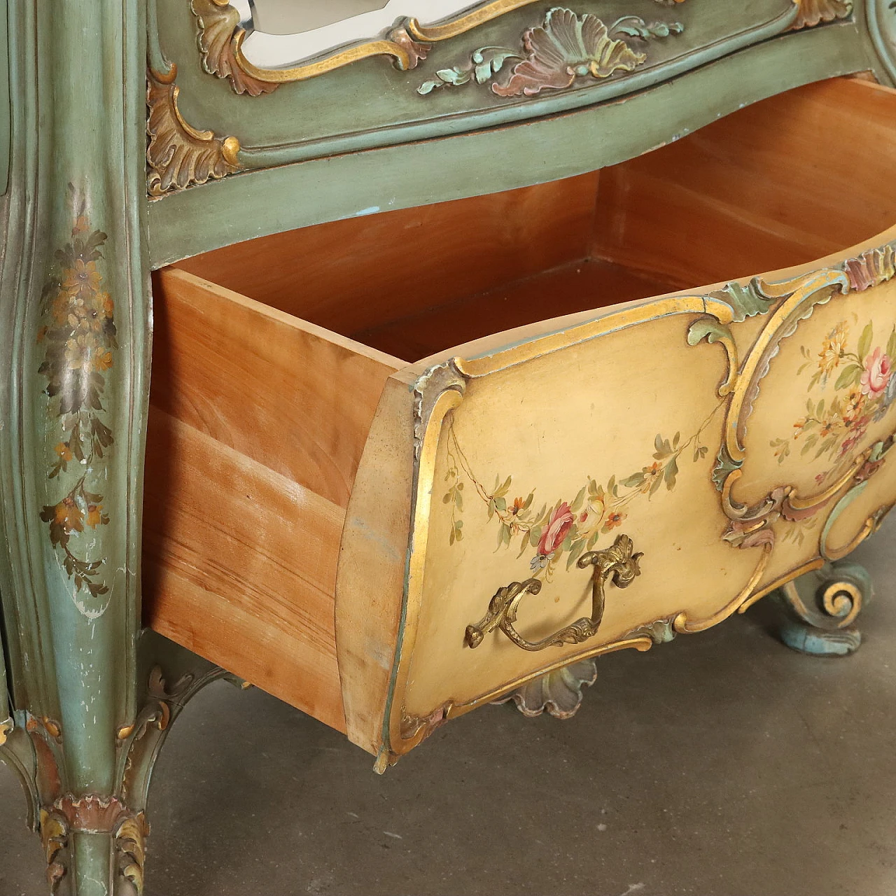 Armadio in legno laccato con un cassetto e un'anta a specchio 10