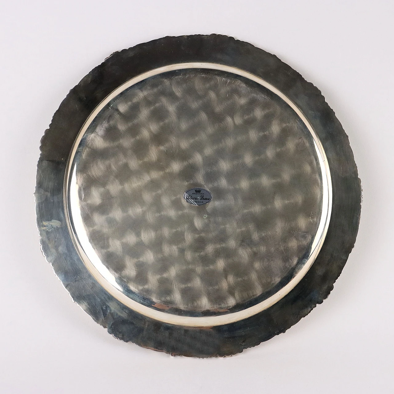 Piatto in argento con volute in rilievo sul bordo 6