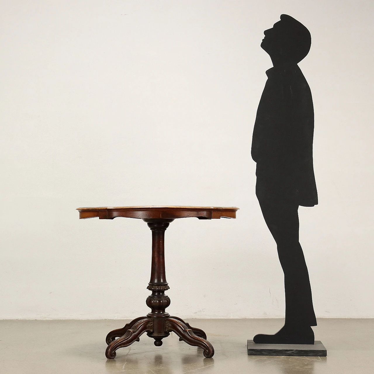 Umbertino biscuit coffee table in walnut with maple inlay, late 19th century 2