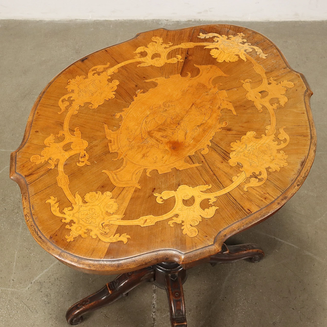 Umbertino biscuit coffee table in walnut with maple inlay, late 19th century 3
