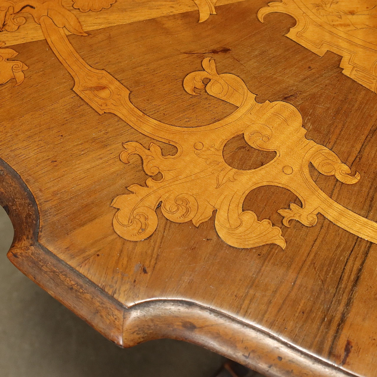 Umbertino biscuit coffee table in walnut with maple inlay, late 19th century 6