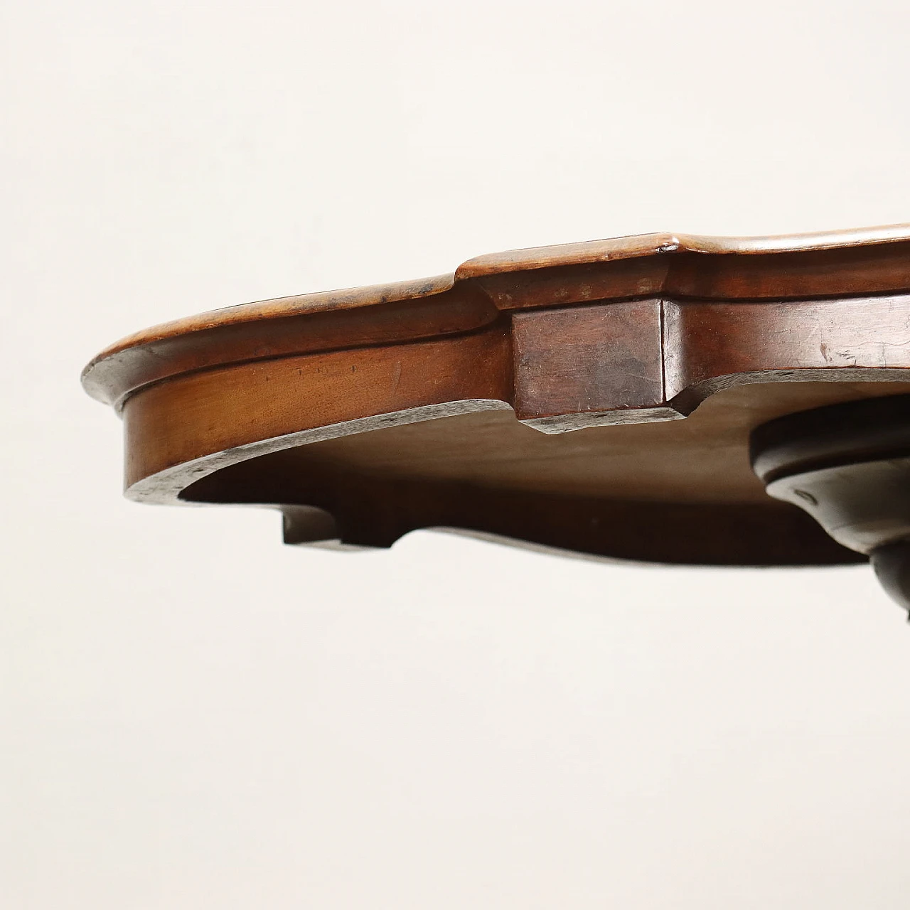 Umbertino biscuit coffee table in walnut with maple inlay, late 19th century 7