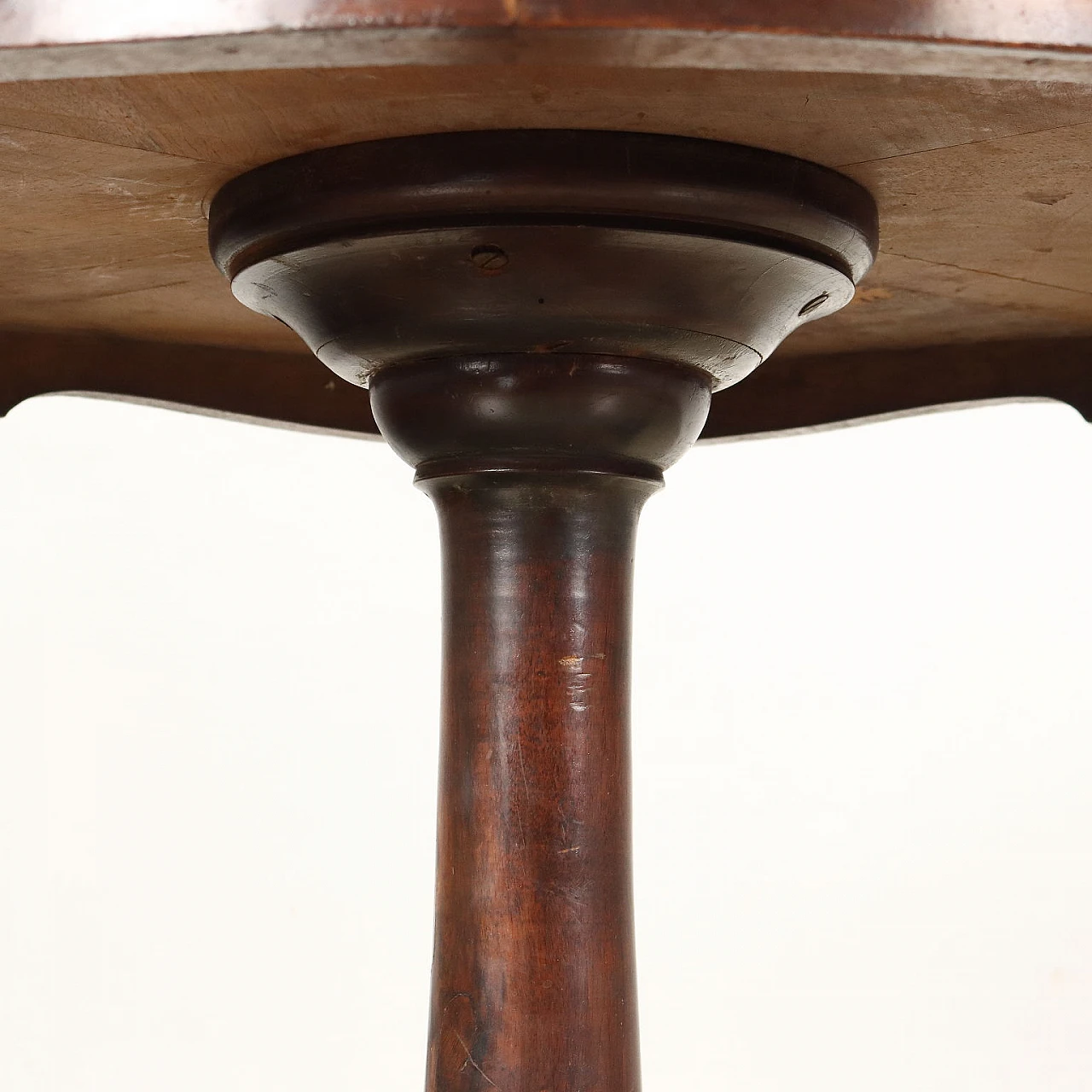 Umbertino biscuit coffee table in walnut with maple inlay, late 19th century 8