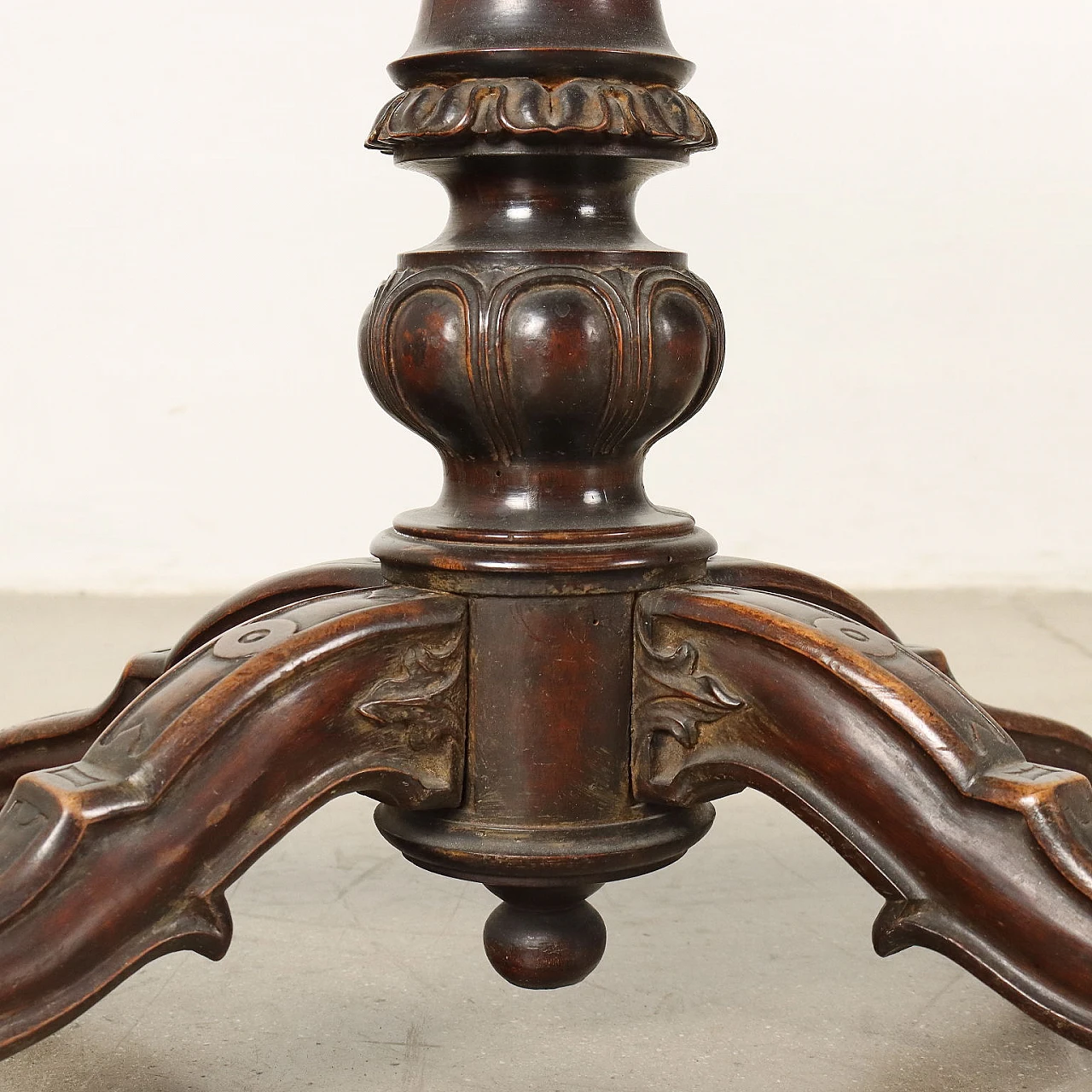 Umbertino biscuit coffee table in walnut with maple inlay, late 19th century 9