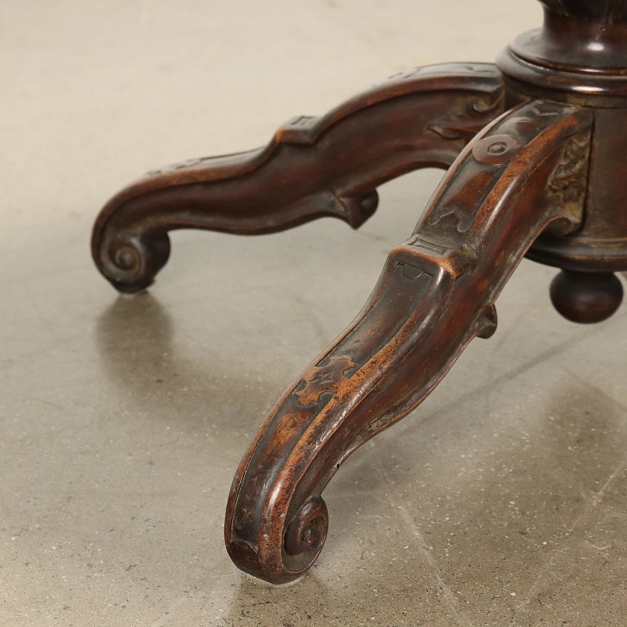 Umbertino biscuit coffee table in walnut with maple inlay, late 19th century 10