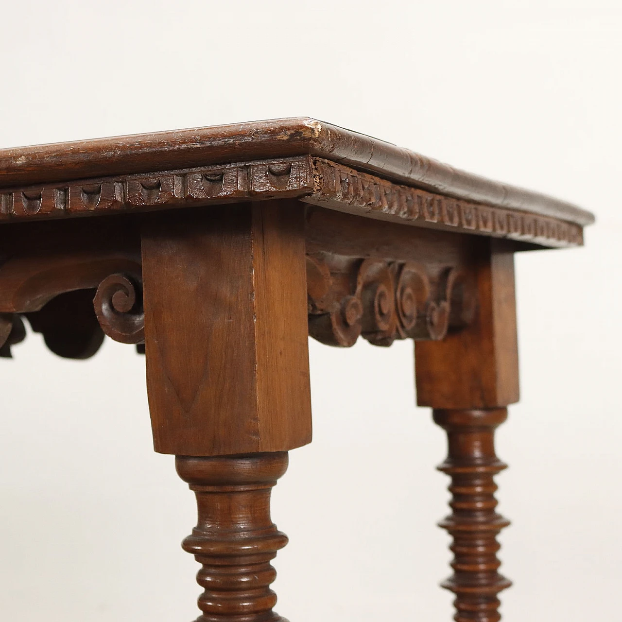 Tavolo Barocco in noce con gambe tornite su plinti, primo quarto '700 3