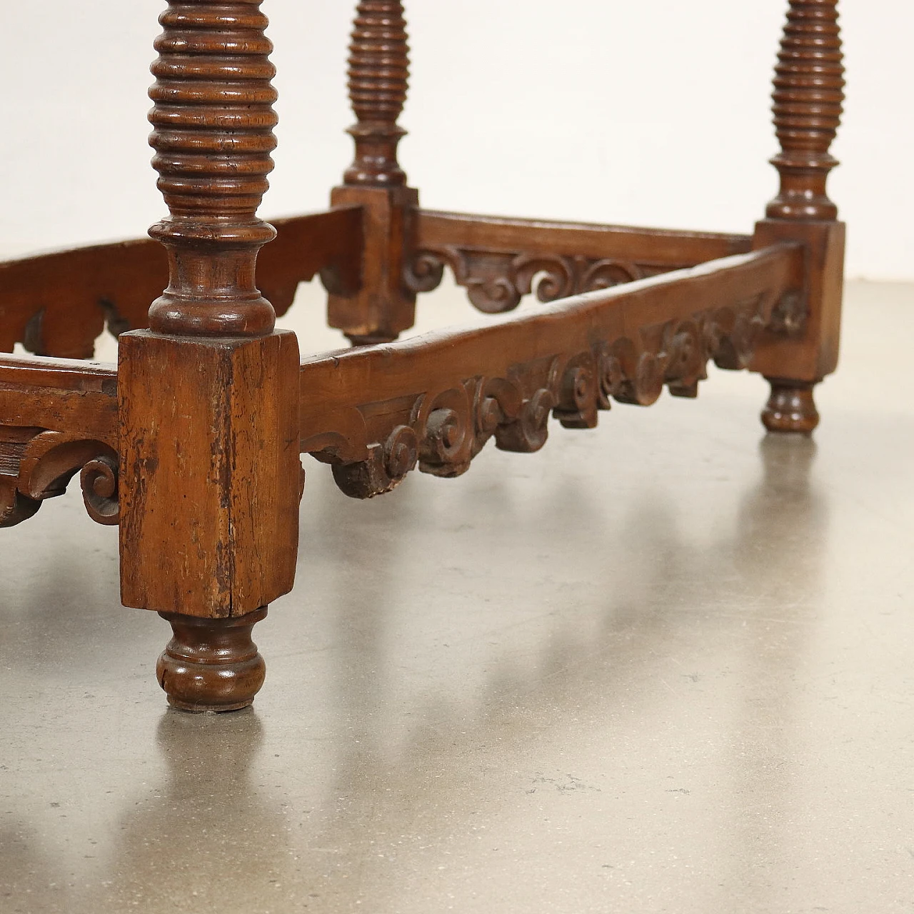 Tavolo Barocco in noce con gambe tornite su plinti, primo quarto '700 4
