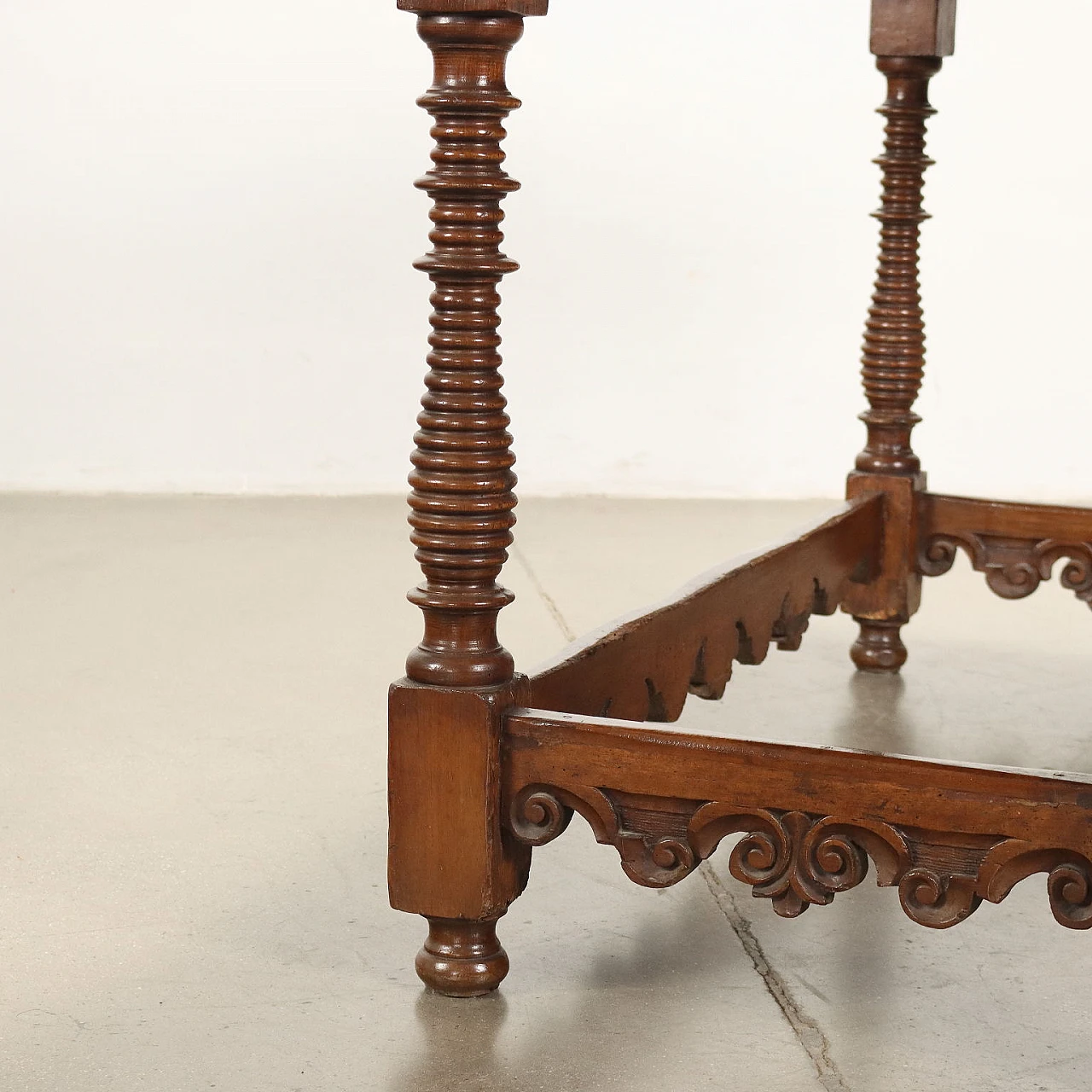 Tavolo Barocco in noce con gambe tornite su plinti, primo quarto '700 5