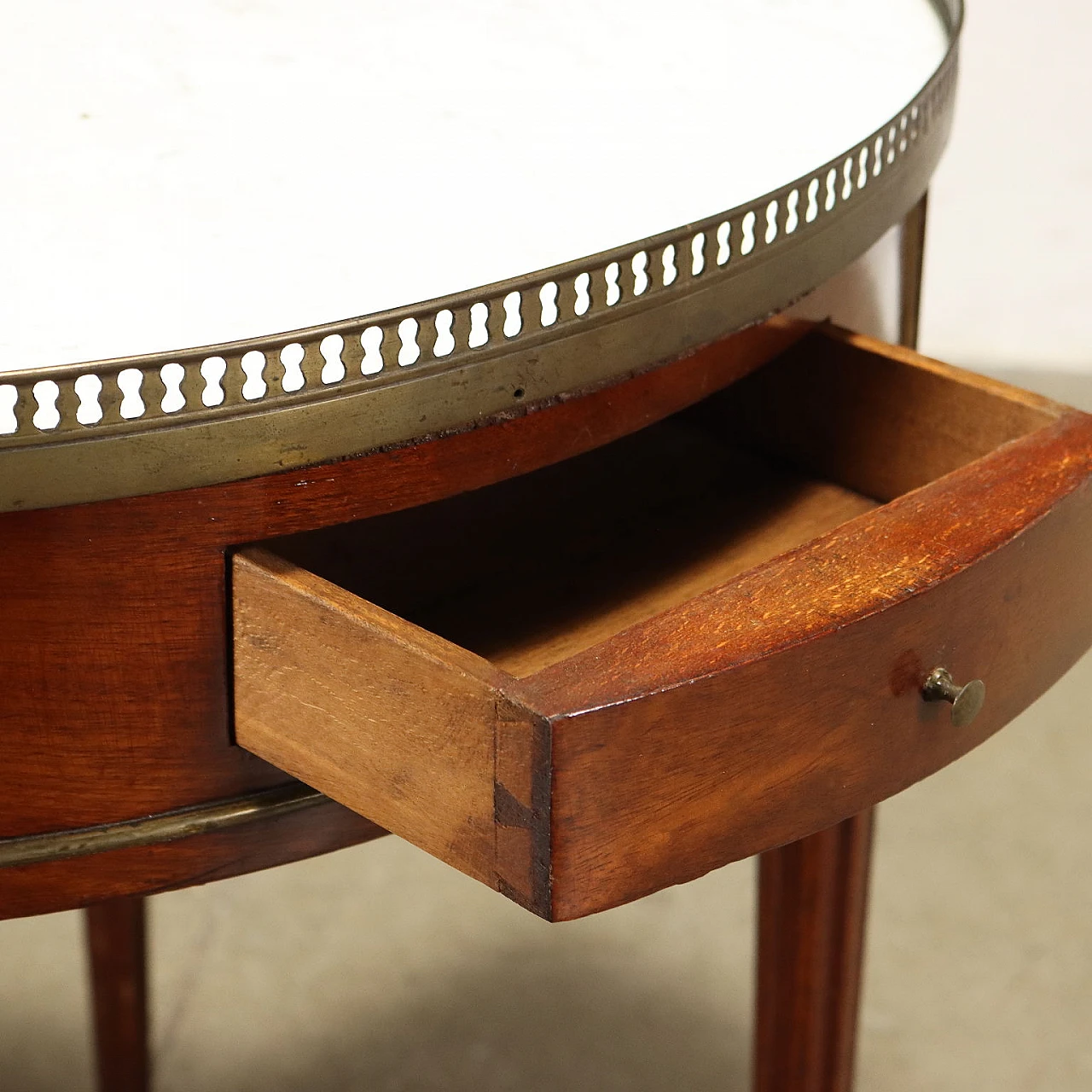 Tavolino in mogano e marmo bianco con cassetti e pianetti estraibili, fine '800 3