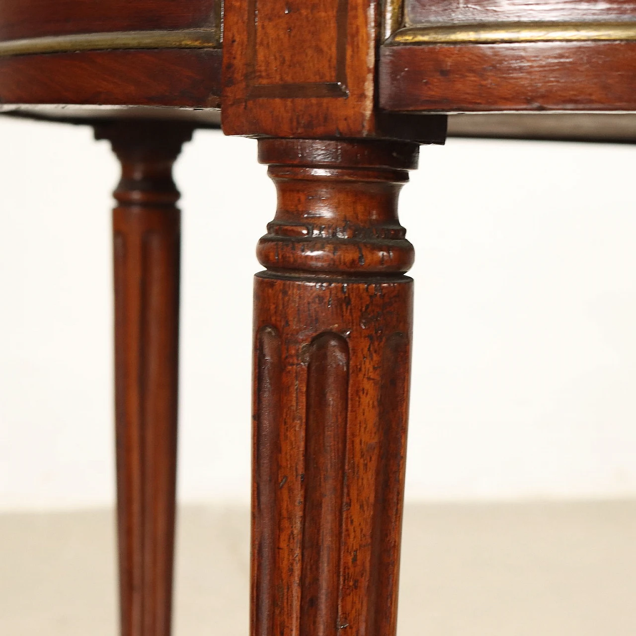 Tavolino in mogano e marmo bianco con cassetti e pianetti estraibili, fine '800 7