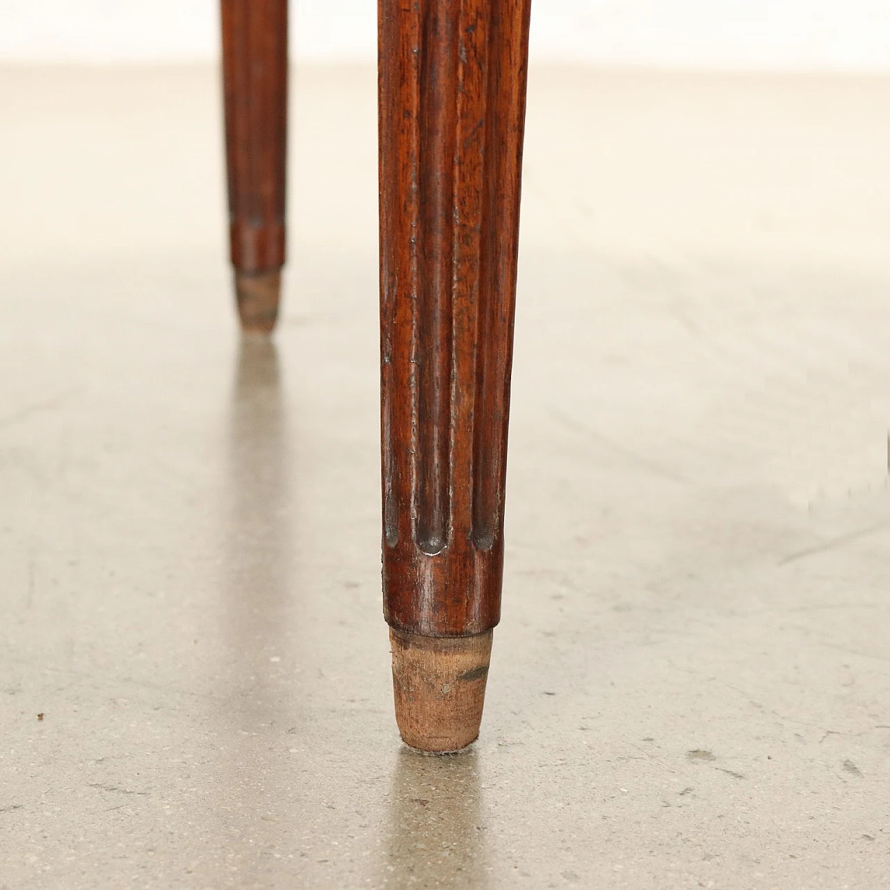 Tavolino in mogano e marmo bianco con cassetti e pianetti estraibili, fine '800 8