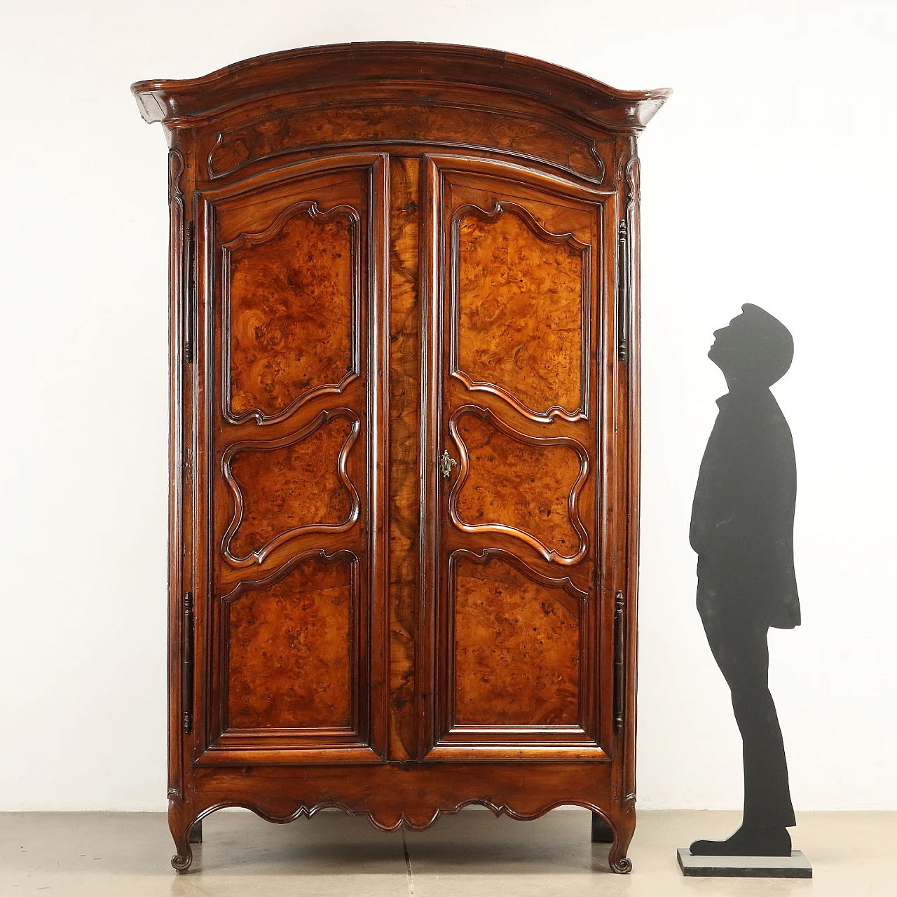 Armadio a due ante in noce con piedini a ricciolo, '800 2