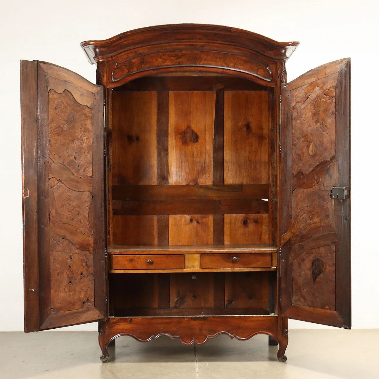 Armadio a due ante in noce con piedini a ricciolo, '800 3