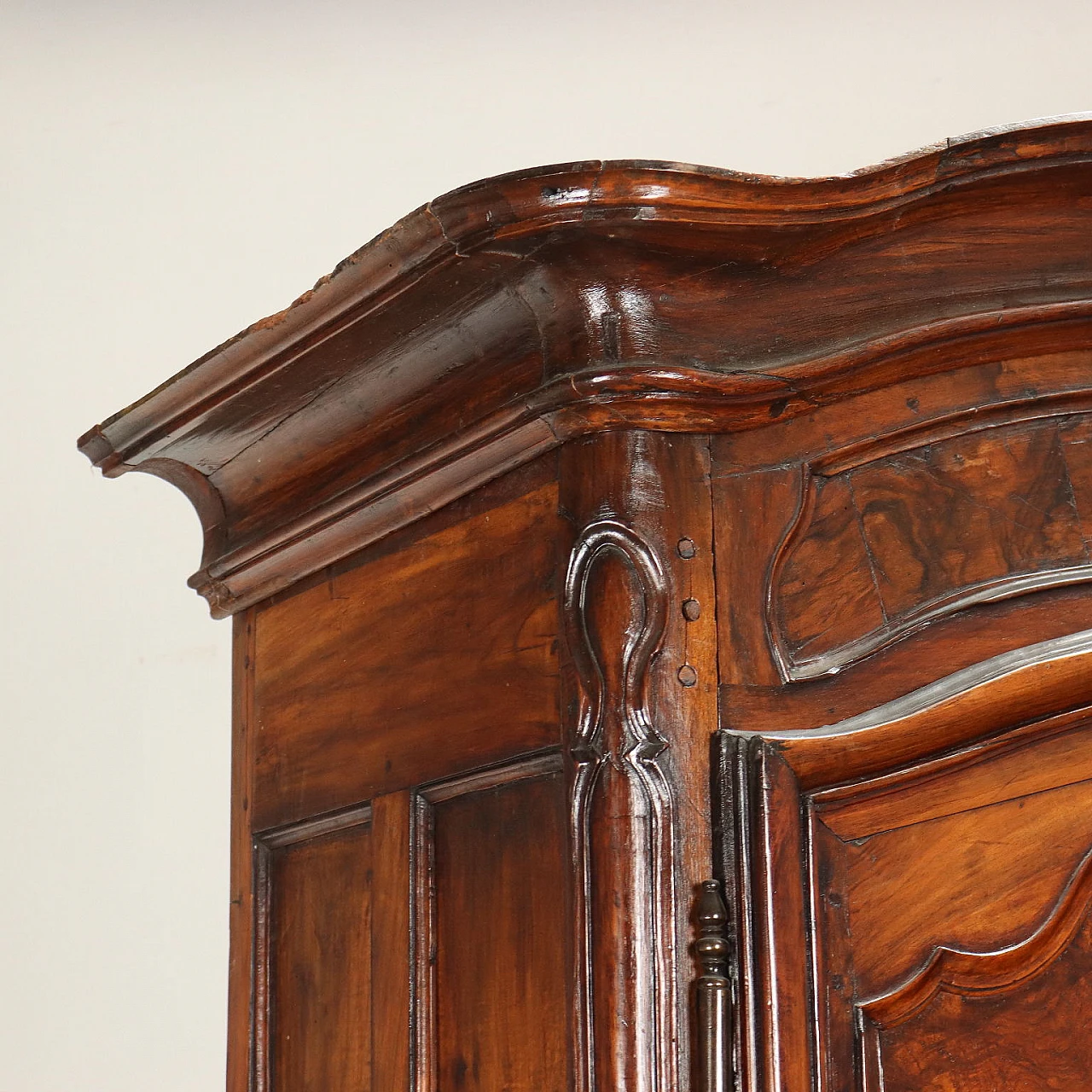 Armadio a due ante in noce con piedini a ricciolo, '800 4