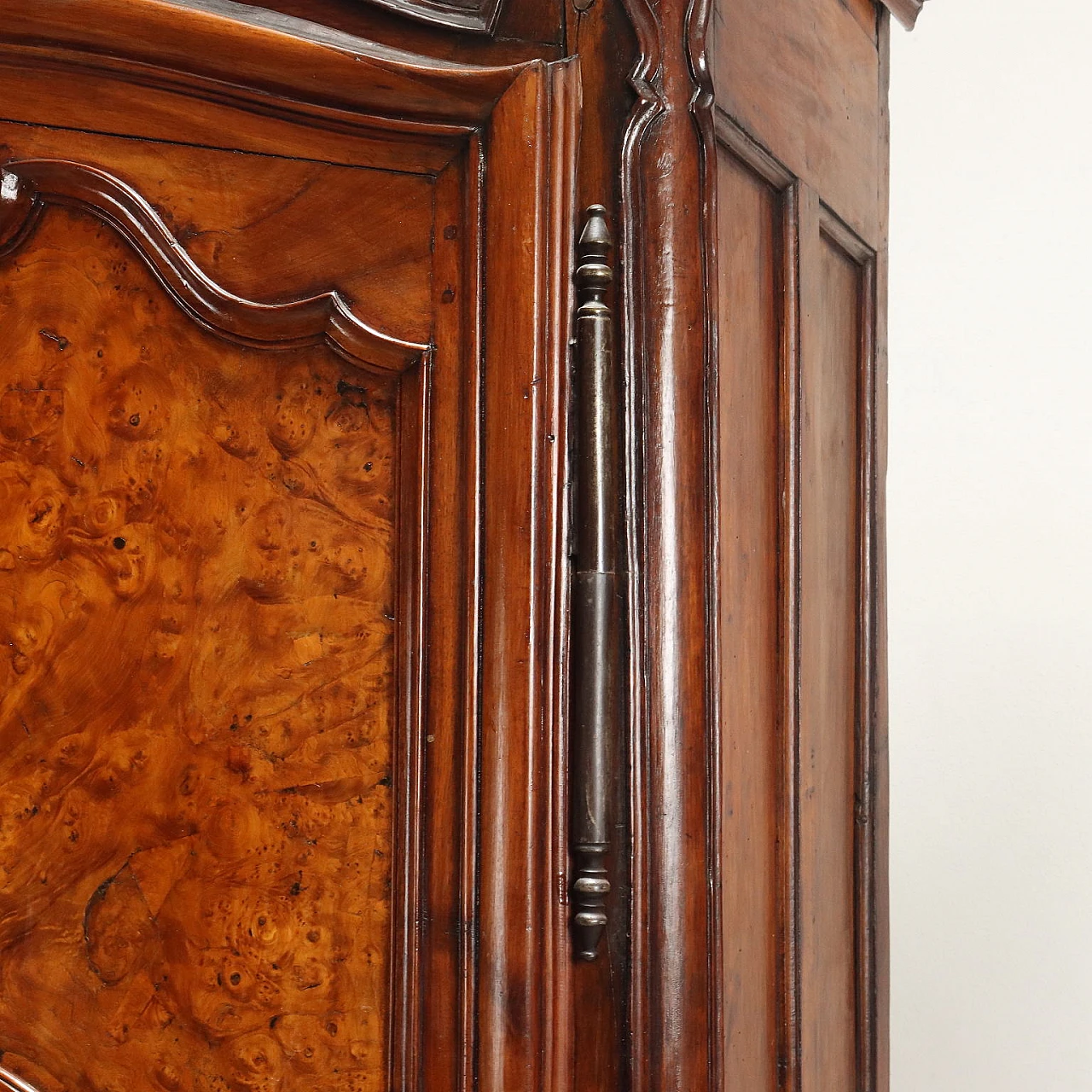 Armadio a due ante in noce con piedini a ricciolo, '800 5