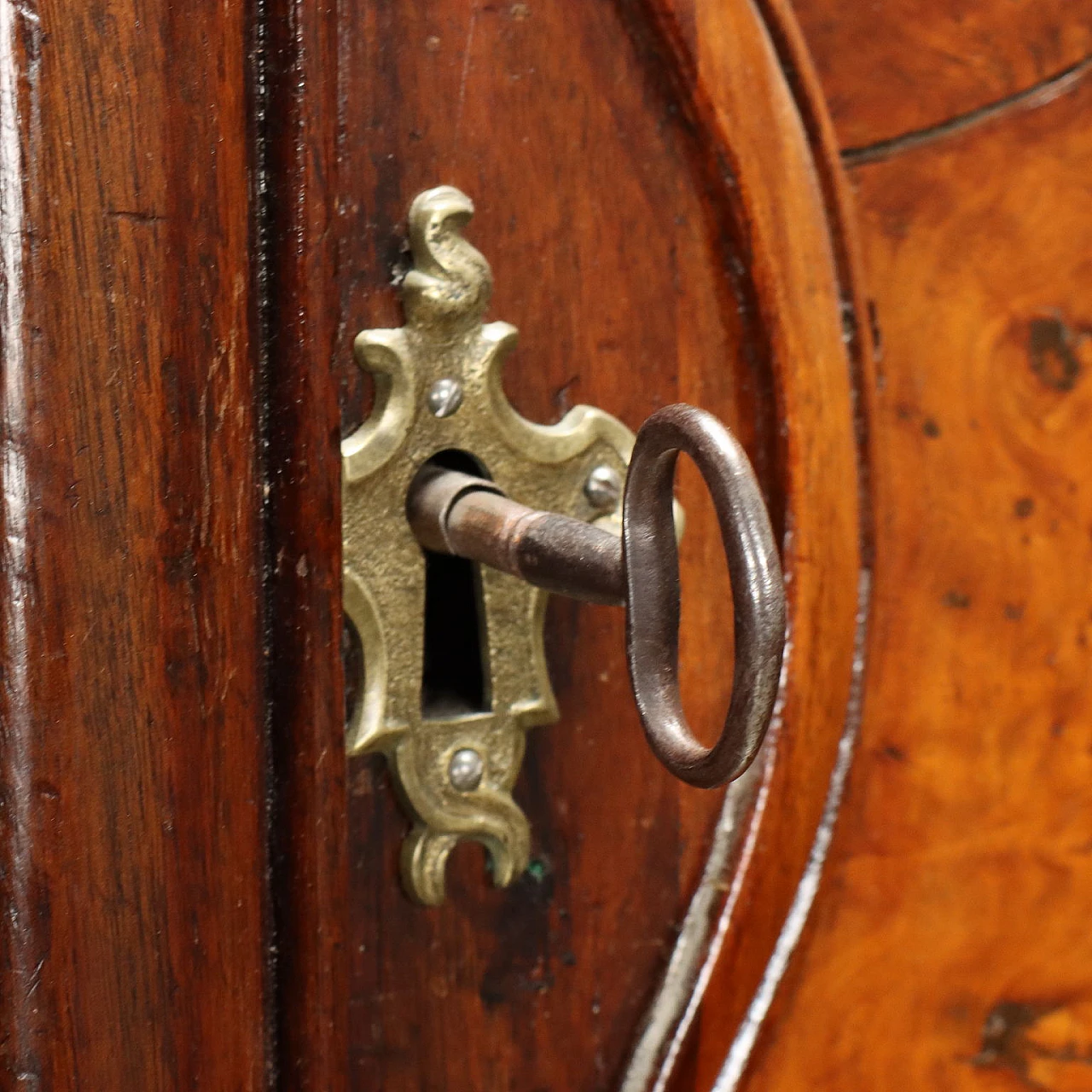 Armadio a due ante in noce con piedini a ricciolo, '800 6