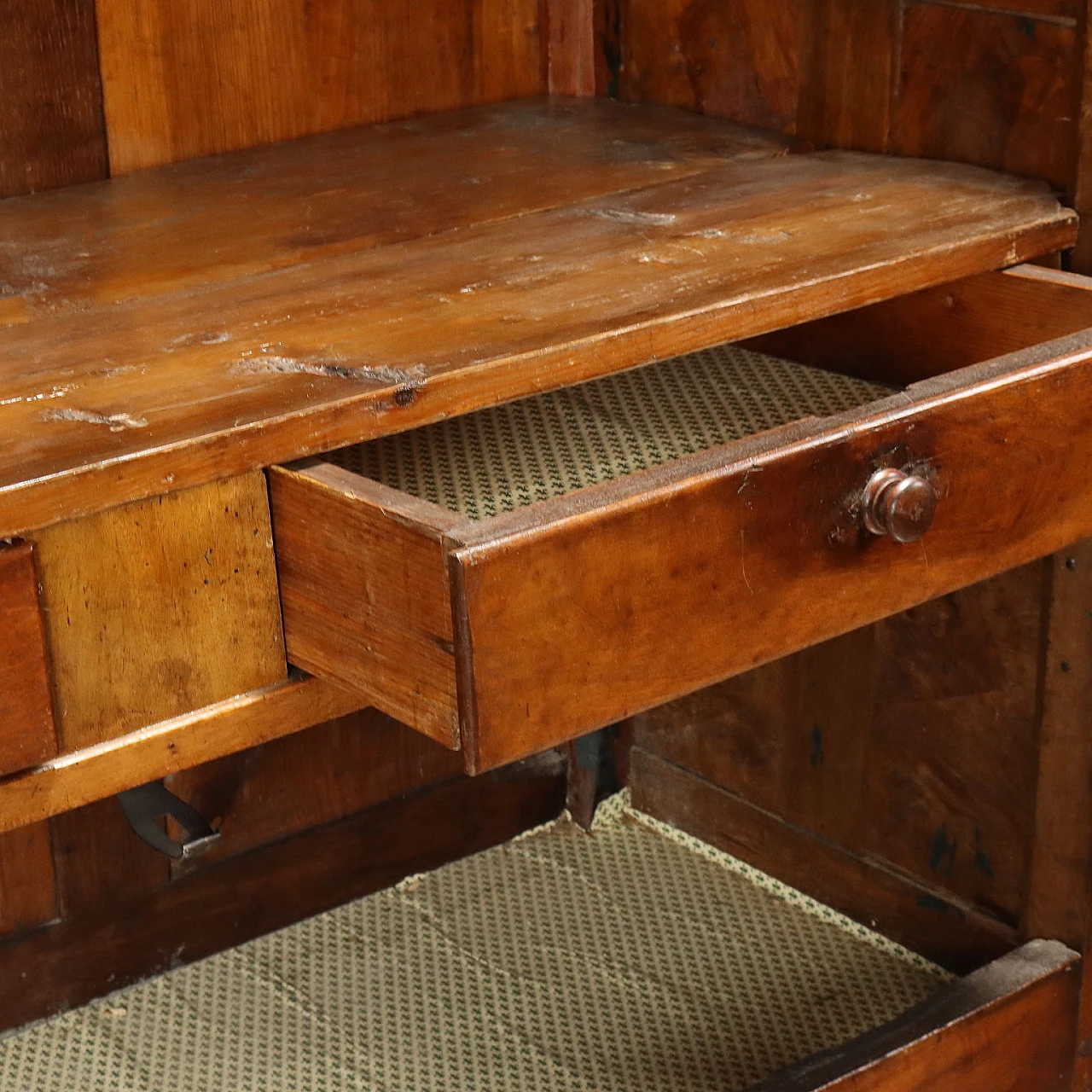 Armadio a due ante in noce con piedini a ricciolo, '800 8