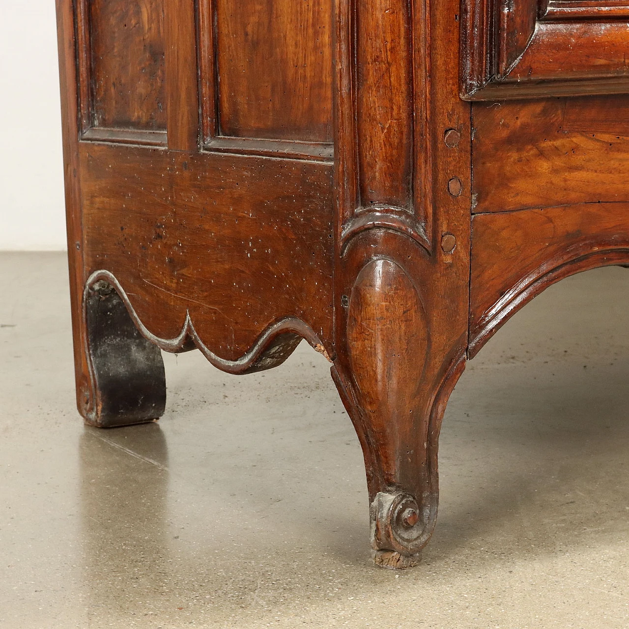 Armadio a due ante in noce con piedini a ricciolo, '800 10