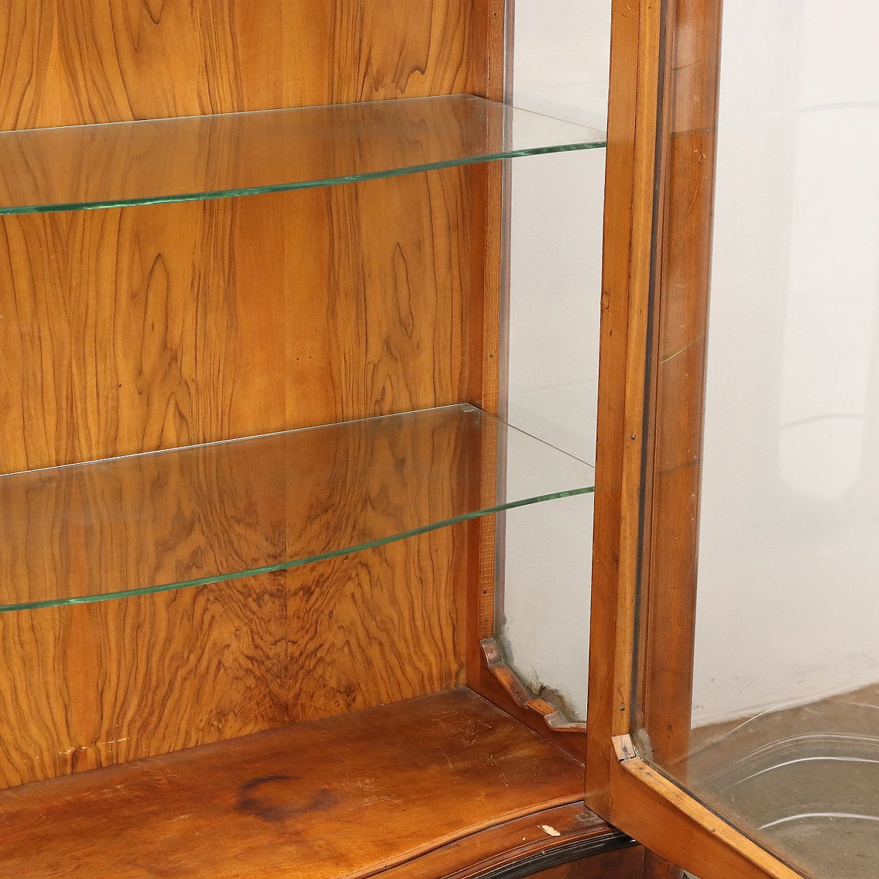 Mahogany and burl veneer showcase with rocaille motifs 7