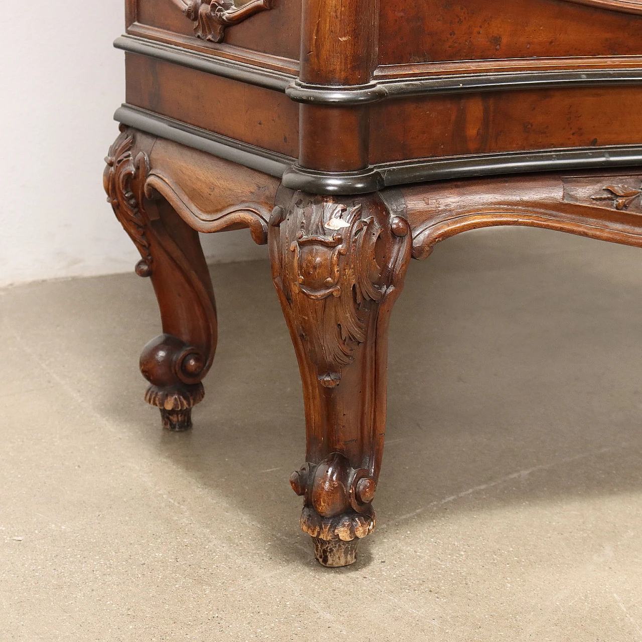Mahogany and burl veneer showcase with rocaille motifs 9