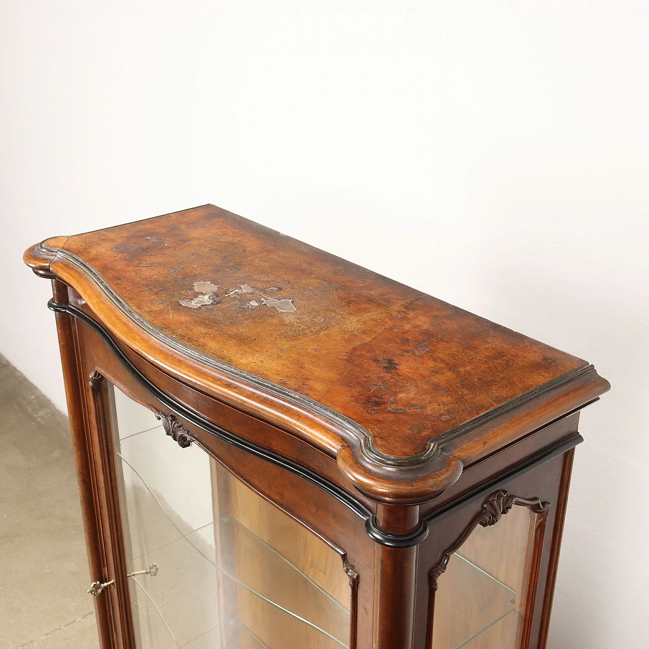 Mahogany and burl veneer showcase with rocaille motifs 10