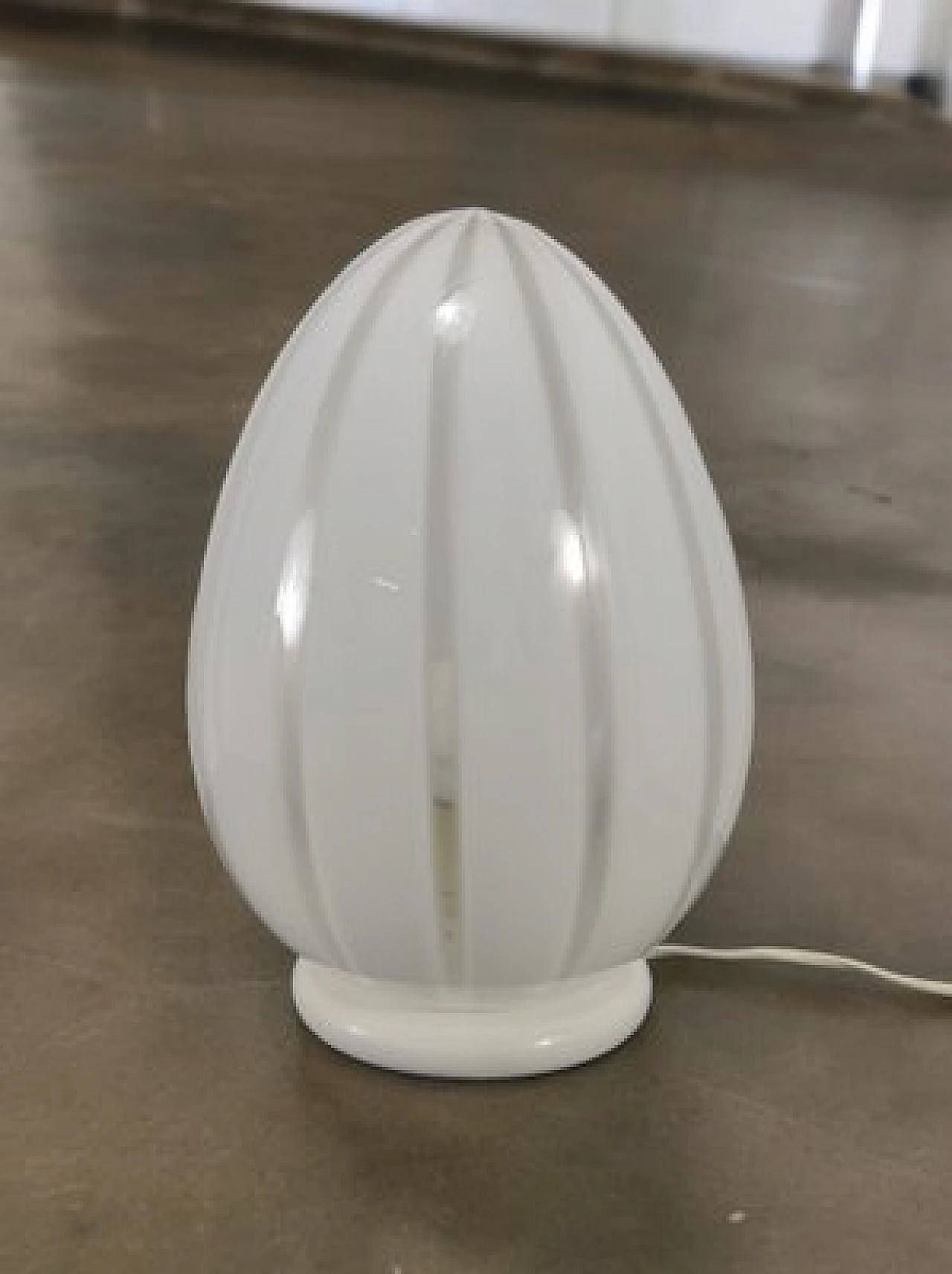 Lampada da tavolo a uovo in vetro di Murano bianco a righe, anni '60 1