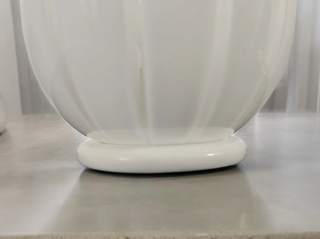 Lampada da tavolo a uovo in vetro di Murano bianco a righe, anni '60 2