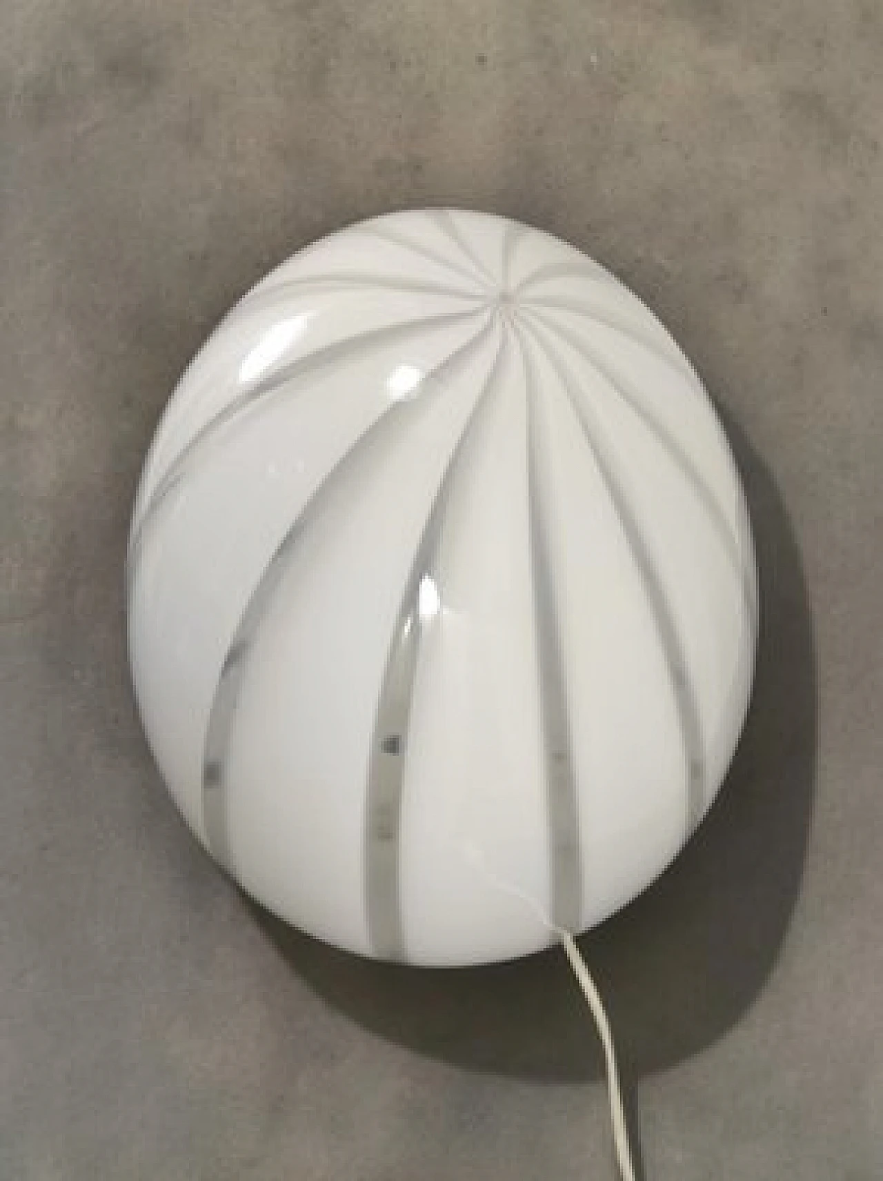 Lampada da tavolo a uovo in vetro di Murano bianco a righe, anni '60 3