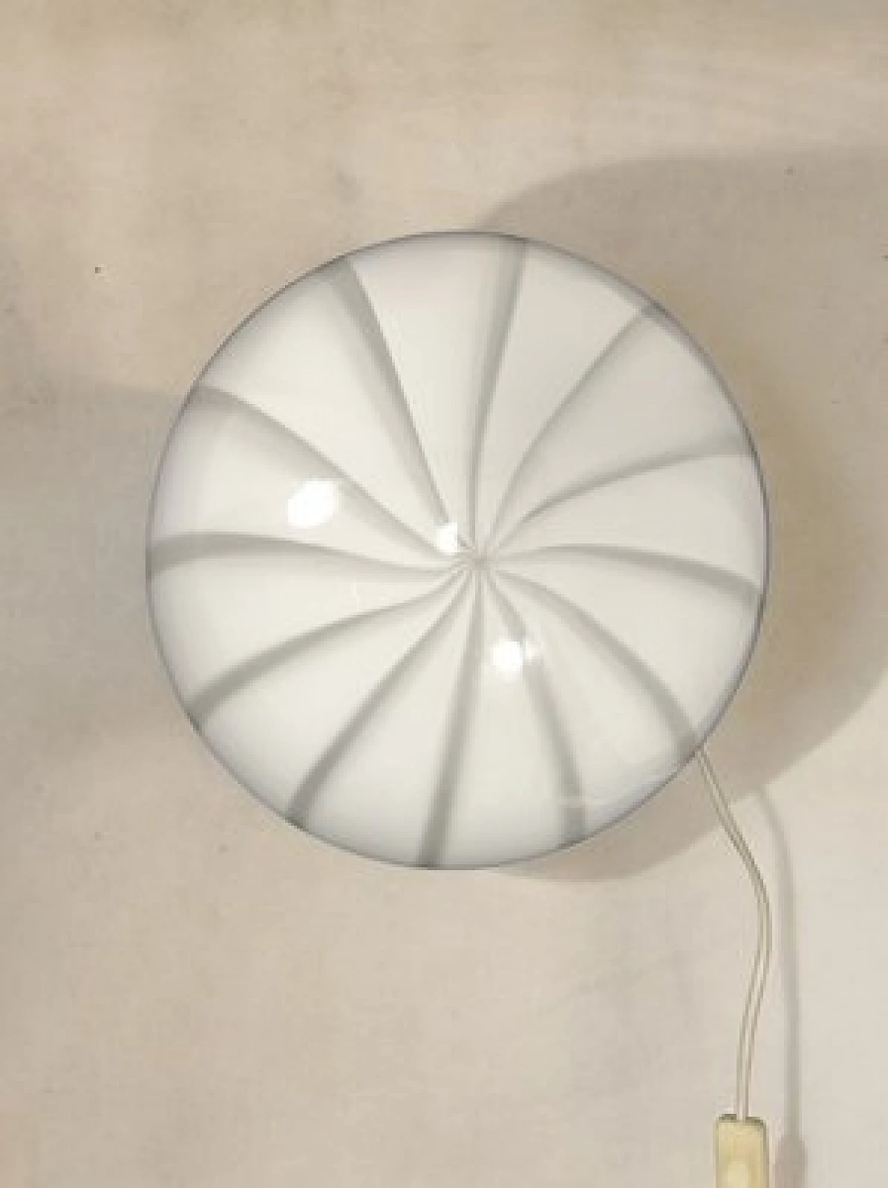 Lampada da tavolo a uovo in vetro di Murano bianco a righe, anni '60 4