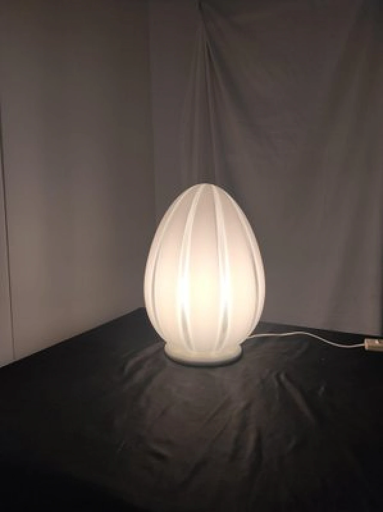 Lampada da tavolo a uovo in vetro di Murano bianco a righe, anni '60 5