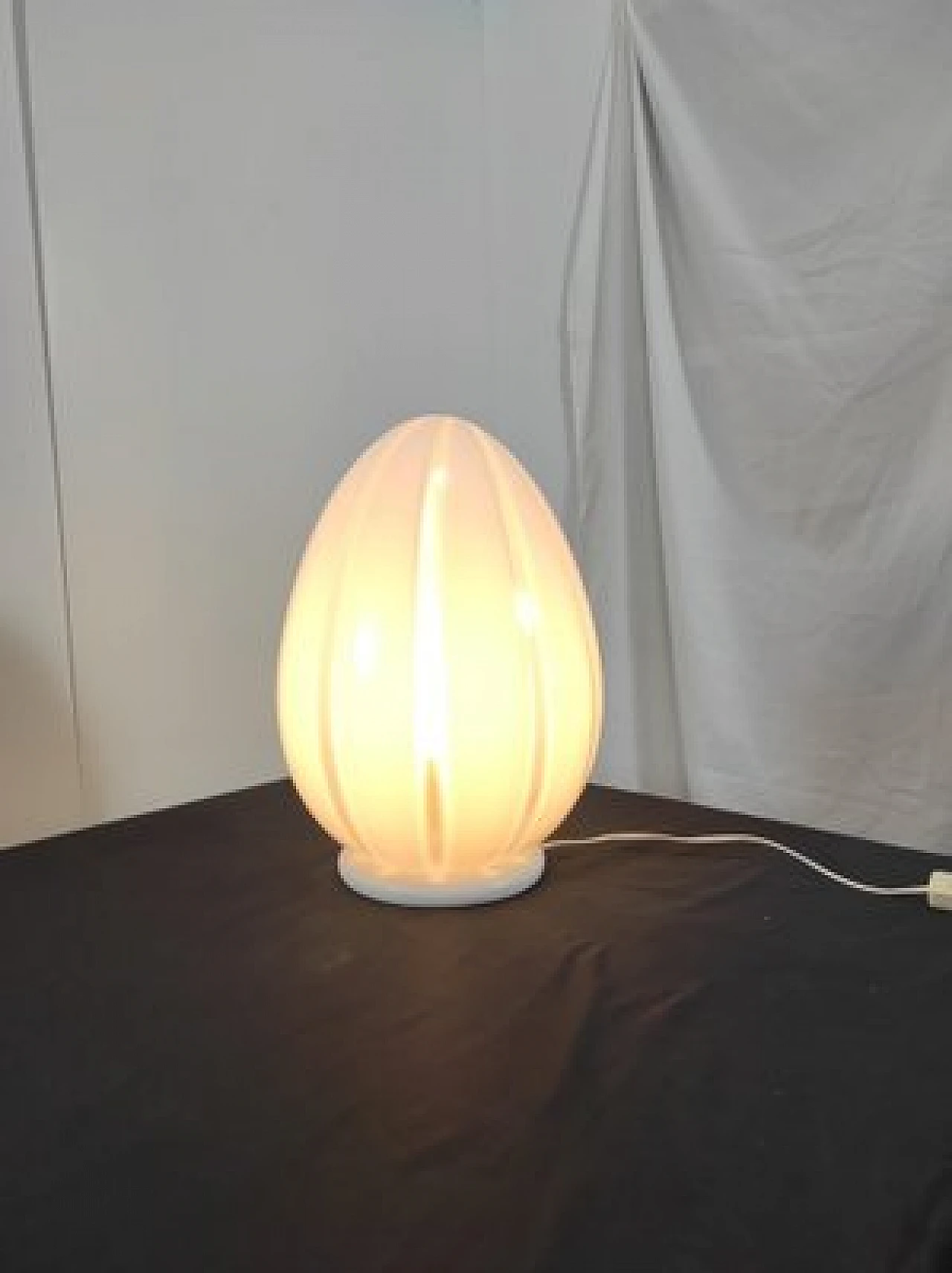 Lampada da tavolo a uovo in vetro di Murano bianco a righe, anni '60 6