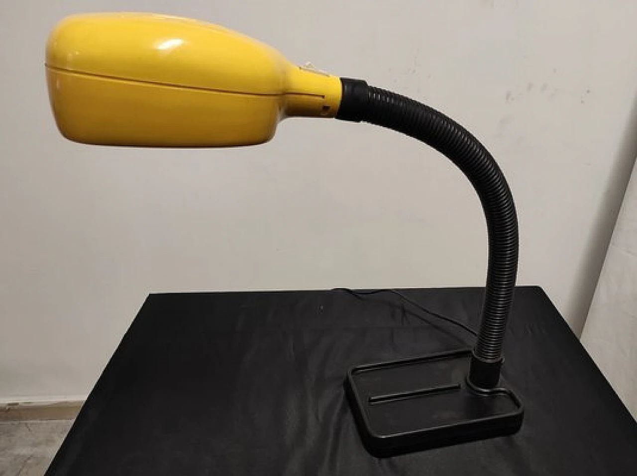 Lampada da tavolo in plastica nera e gialla, anni '80 5