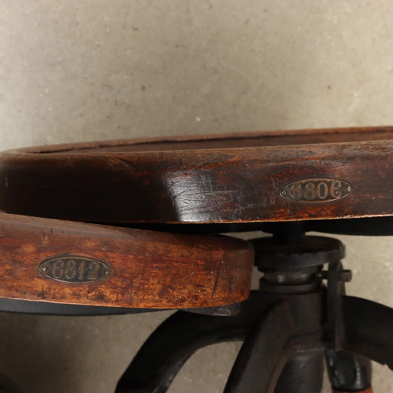 Coppia di Sgabelli in legno della Ditta Alfredo Cavestri Milano 10